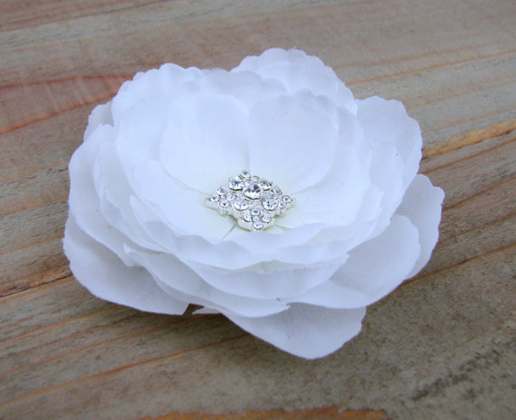 Свадьба - White Bridal Flower Hair Clip, Wedding Rhinestone Hair Pin, White Ranunculus, Flower Fascinator, Bridesmaid Accessory, Flower Girl Clip