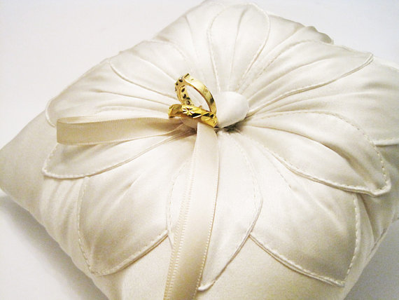 زفاف - Wedding Ring Pillow: Ivory Silk Fleur Stitched