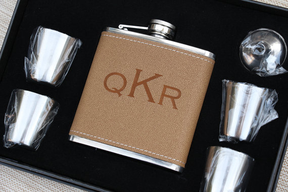 Mariage - Engraved Flask Set- 7 Personalized Laser Engraved 6 Piece Leather Flask Set, Groomsmen Gift, wedding favor, fathers day