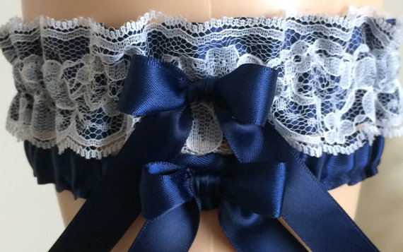 زفاف - Navy Blue Satin and White Lace Wedding Garter Set, Bridal Garter, Prom Garter, White Lace Garter, Keepsake Garter