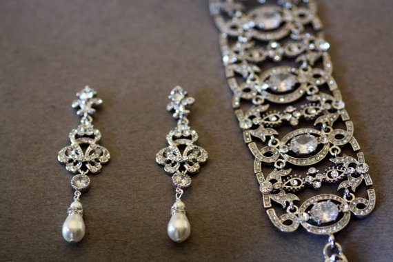 Mariage - Swarovski Bridal Earrings, Pearl Chandelier Earrings, , Crystal earrings, Wedding Jewelry,Pearl earrings , Knot earrings,