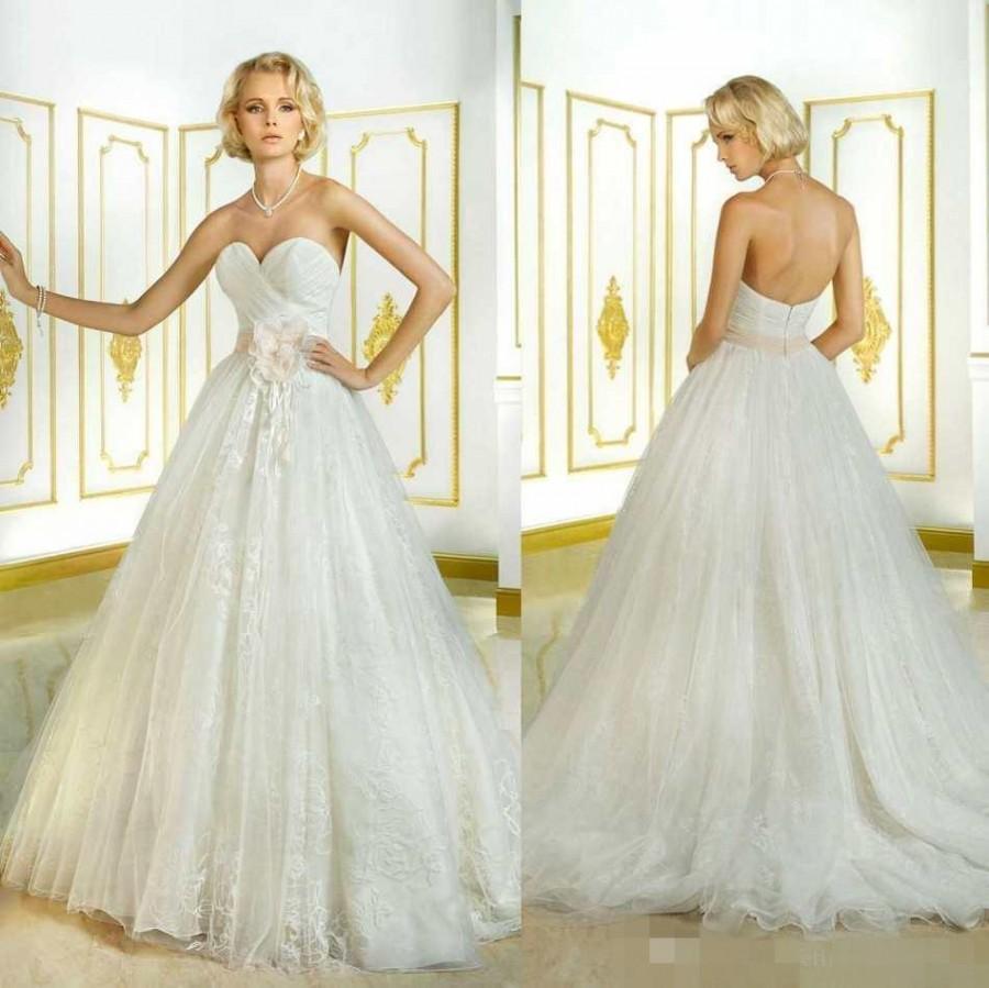 Mariage - Vintage Sweetheart Wedding Dresses 2015 Cheap Lace Zip Back Bridal Ball Gowns Ivory Tulle Long Chapel Train Dress Sexy Vestidos De Noiva Online with $128.17/Piece on Hjklp88's Store 