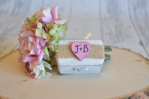 زفاف - Rustic Wedding Ring Box Keepsake or Ring Bearer Box- Personalized Comes With Burlap Pillow. Ships Quickly.