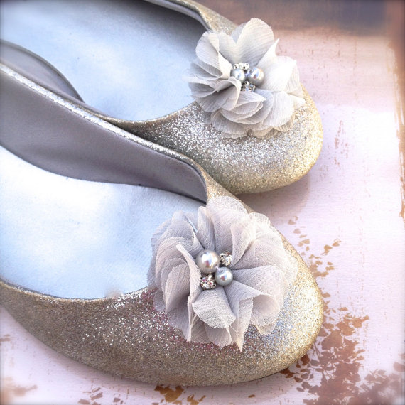 زفاف - White, grey, ivory, vintage pink, peach, blush and more  chiffon pearl/rhinestone shoe clips. Flower Girl, bride, bridesmaids shoe clips.