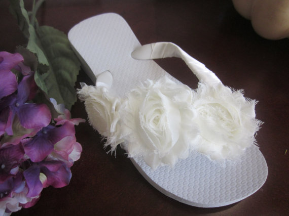 Mariage - Wedding Flip Flops.Bridal Flip Flops.Bridal Wedges/Platform shoes.Shabby Chic Accessories. Beach Weddings.Ivory Flip Flops.