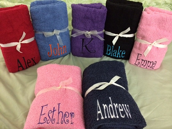 Mariage - Beach Pool Bath Towel Embroidered Personalized *FREE SHIPPING Within USA* Great for Kids, Family, Travel, Events or Bridesmaids