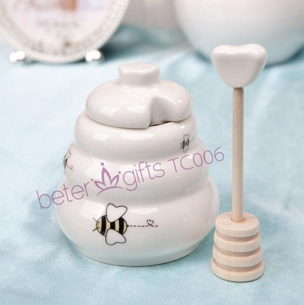 Mariage - 100box baby shower favor "Meant to Bee" Ceramic Honey Pot with Wooden Dipper BETER TC006 from Reliable Event & Party Supplies suppliers on Shanghai Beter Gifts Co., Ltd. 