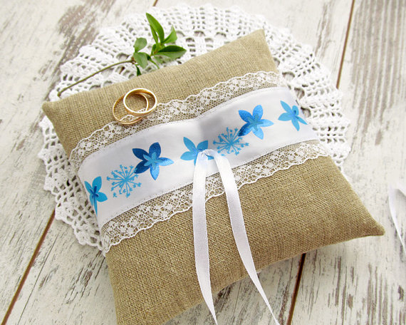 Wedding - Burlap wedding ring pillow, white bearer pillow with blue flowers, burlap and lace wedding cushion