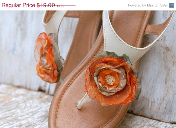 Свадьба - THE BIG SALE Shoe clips flowers in orange and ecru --- Tagt Rdtt