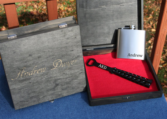 زفاف - Custom Order - 6 Sets - Cool Groomsmen Gift Set  of an Engraved Cigar Box, Flask and Butterfly Knife Style Bottle Opener, Unique Mens Gift
