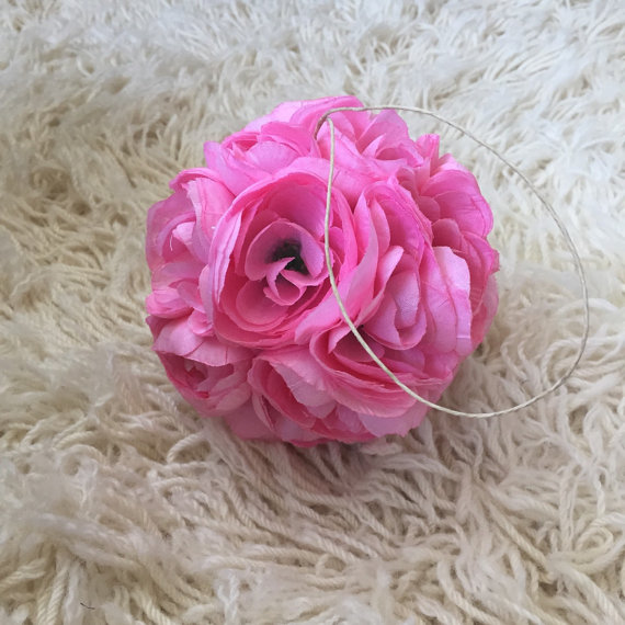 Свадьба - Flower girl pomander kissing ball 5" wide