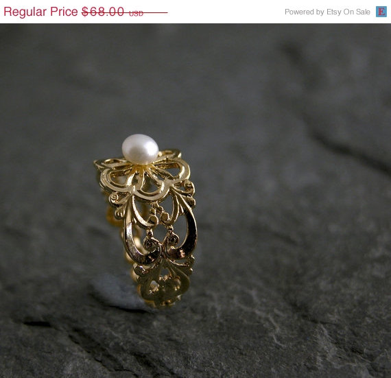 Mariage - Summer SALE Pearl Wedding Ring, ,Lace Gold Pink Pearl Wedding Ring, Wedding Jewelry, Alternative Engagedment Ring, Pearl Engagement Ring