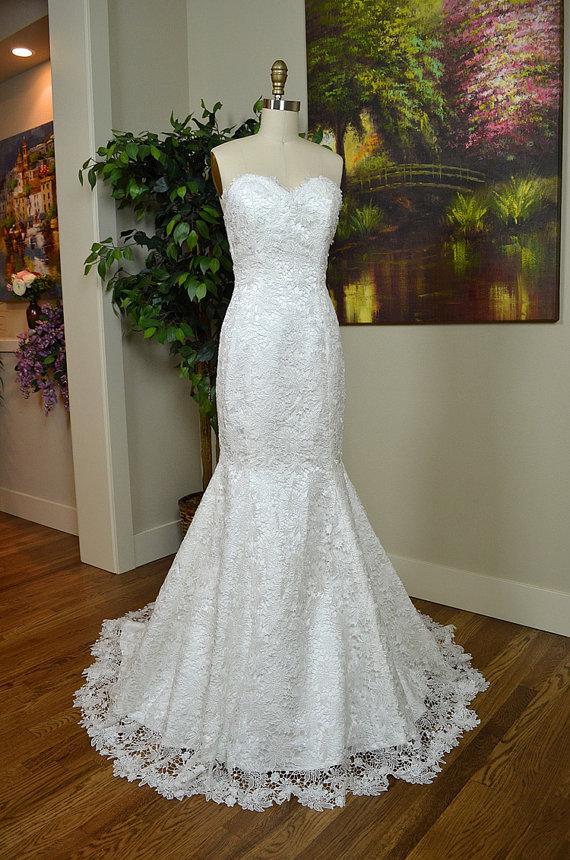 Hochzeit - Ivory strapless lace wedding dress in mermaid shape