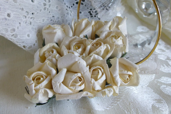 زفاف - 12 Small Ivory Cream Parchment Paper Roses Wedding Floral Decorations
