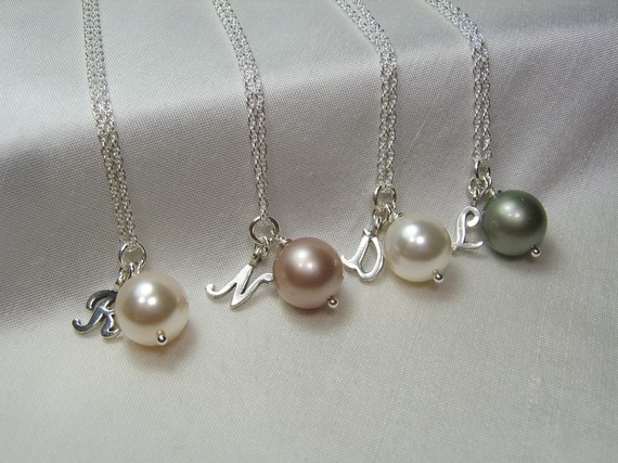 Hochzeit - Pearl Bridesmaid Necklace Bridesmaid Jewelry Set of 5 - Personalized Bridesmaids Gifts Bridal Party Jewelry
