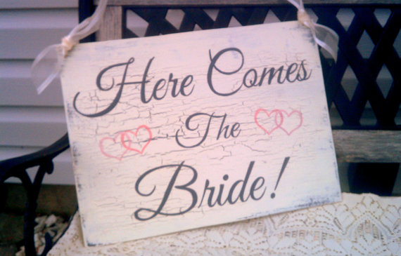 Mariage - Wedding Sign Here Comes The Bride Sign with Hearts gray & pink wedding Beach Wedding, Rustic Wedding, Woodland Wedding