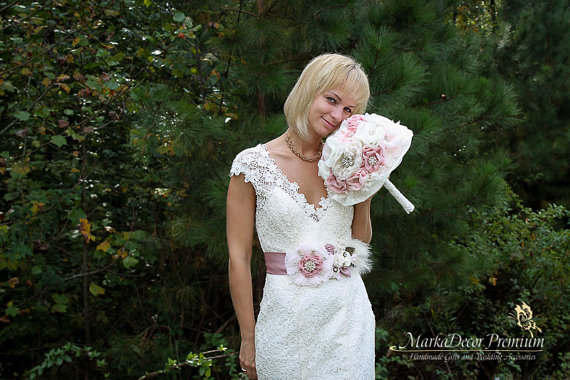 زفاف - Bridal Sash / Custom Wedding Bridesmaids Belt in Ivory, Dusty Pink, Pale Light Pink, Blush, Nude, Champagne with Brooches, Feathers, Beads