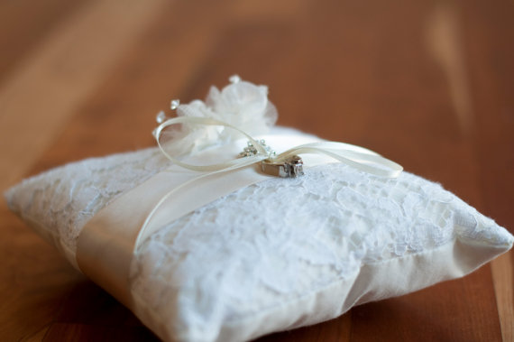 زفاف - Ring bearer pillow - The Honiton Lace Ring Pillow