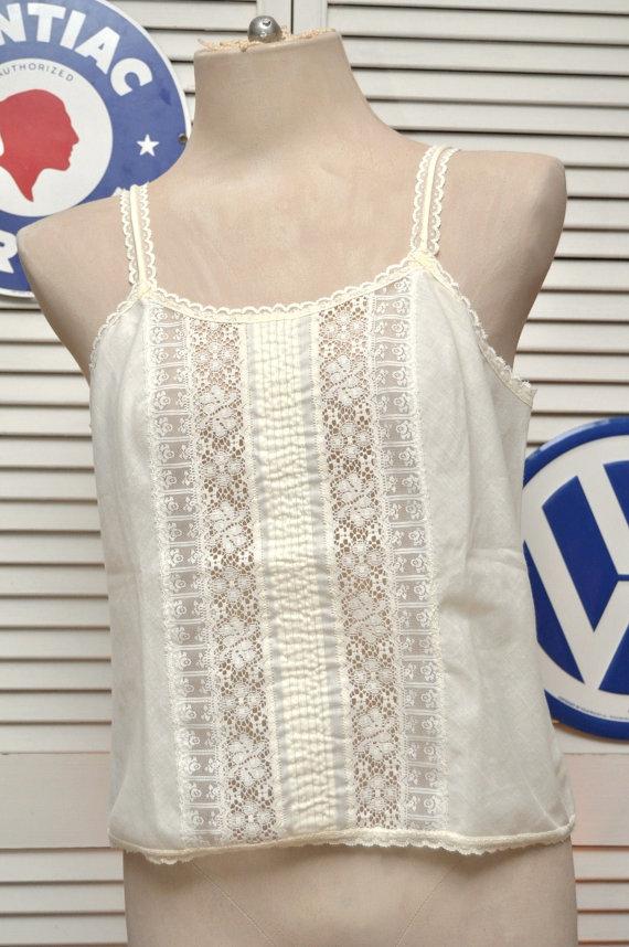 زفاف - Vintage 60s 70s Off White Poly Cotton Camisole Top with Lace & Ribbon Front Trim Country Retro Victorian by Deena Costume Theater Medium