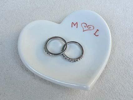 Свадьба - Personalised ring dish. White porcelain ceramic heart. Perfect for wedding pillow alternative. Wedding or engagement gift.
