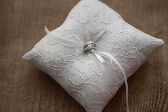 Mariage - Wedding Ring Pillow, Ring Bearer Pillow for rustic wedding, made from ivory duchess satin and lace fabric