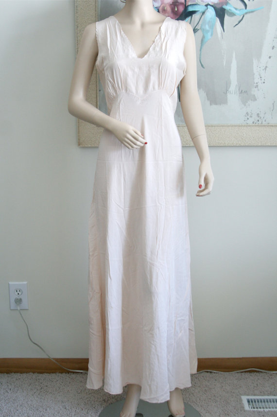 Hochzeit - Gorgeous Vintage Yolande 1930's-1940's Silk Night Gown, Hand Made, Soft Luscious Peachy Pink Silk, Bridal Trousseau, Boudoir Photography