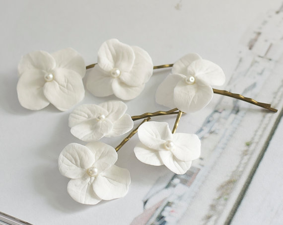 Hochzeit - Hydrangea hair clips - white hydrangea flowers - bridal hair accessories - wedding hair accessories - bobby pin flower for hair - summer