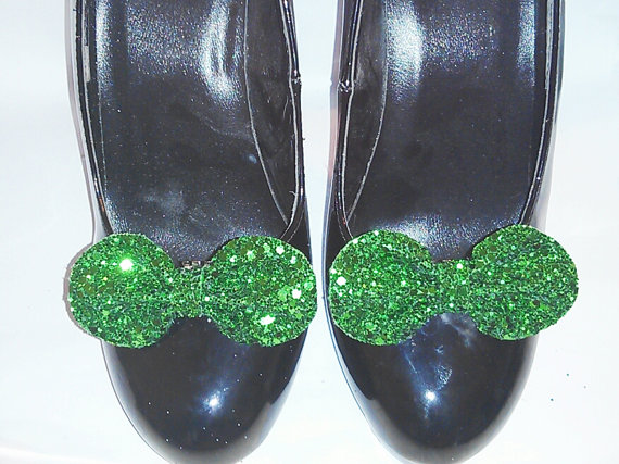 Свадьба - Stunning Emerald Green Glitter Bow Shoe Clips - Valentines, Wedding, Night out