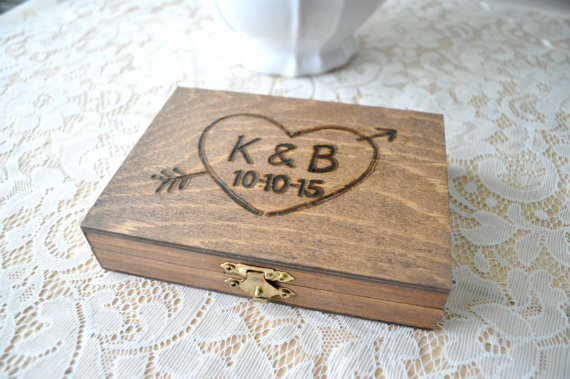 Свадьба - Personalized Engraved Woodburned Rustic Woodland Wooden Wedding Ring Box, Burlap or Moss Lined Ring Bearer Box Rustic Ring Bearer Box