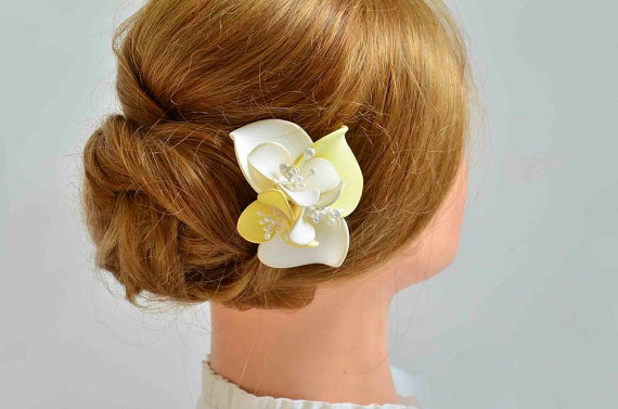 Hochzeit - Ivory / yellow hair flower Ivory fascinator Bridal headpiece Wedding Hair comb Wedding hair accessories