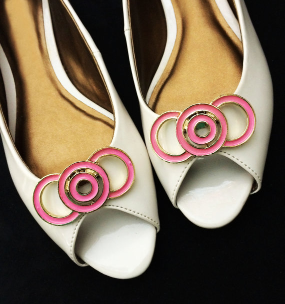 Hochzeit - Vintage Circle Shoe Clips - Pink Enamel on Gold Tone