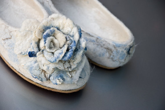 زفاف - Women house shoe, felted slippers whit flowers MARBLE ROSES -30 % discount