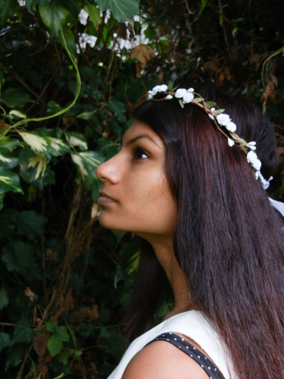 زفاف - Wedding hair accessory bridal crown woodland bridal white pip berry wreath garland