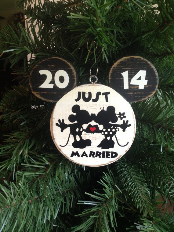 Mariage - Mr. And Mrs. Mickey Minnie Bride Groom Disney Wedding Christmas Wood Ornament Hand Painted Disney Wedding Distressed Just Married Gift