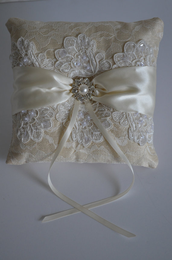 Mariage - Alencon Lace Wedding Ring Pillow- Ivory silk pillow with ivory beaded Lace and pearl and  crystal brooch