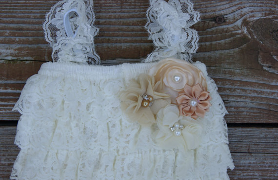 Свадьба - Ivory flower girl dress. Lace flowergirl dress.  Country wedding. Rustic flowergirl dress. Toddler dress. Petti lace dress. Ruffle dress.