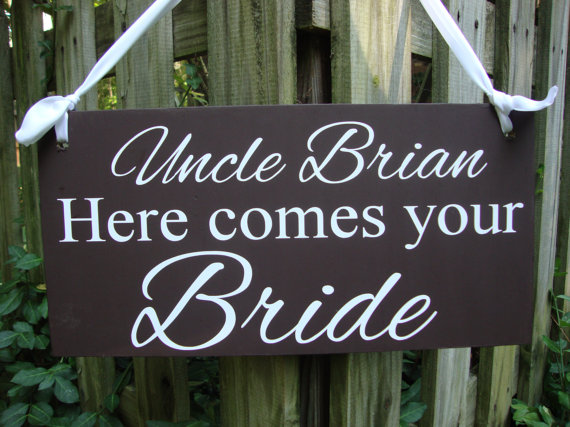 Свадьба - Weddings signs, Uncle HERE COMES your BRIDE, flower girl, ring bearer, photo props, single sided, 8x16, Brown