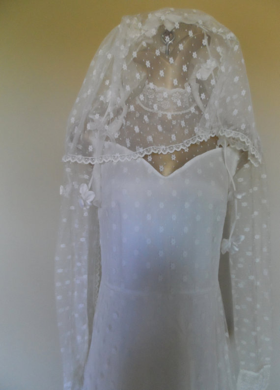 زفاف - Vintage Wedding Dress / 1970's / Sheer Voile With Tiny Flowers & Polkadots / Veil and Headpiece /  Size Small / Excellent Vintage Condition