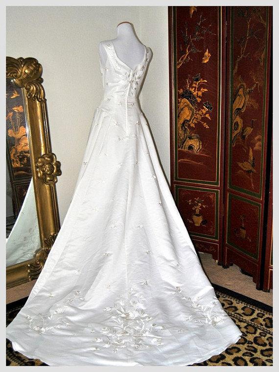Hochzeit - Superb Wedding Dress Classic Tailored Ball Gown Princess Embroidered Back Chapel Train Floral Pearls Fit Flare Great Condition