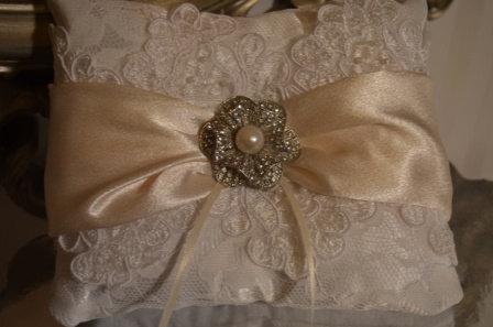 زفاف - Ring Pillow-Alencon Lace-Cream and White vintage style, brooch, custom ring cushion