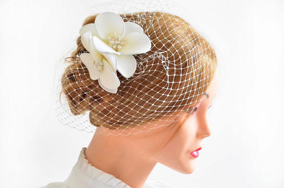 Hochzeit - Birdcage veil headpiece Bridal veil fascinator Simple fascinator with veil Bridal headpiece Head piece  White fascinator Flower headpiece