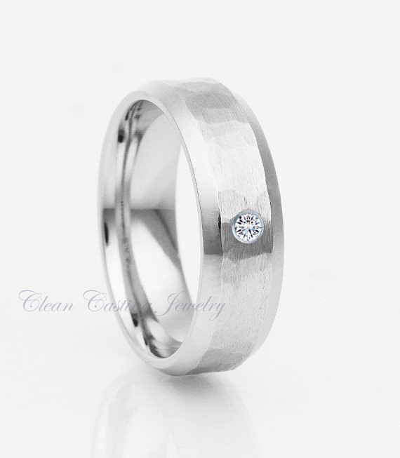 Mariage - Titanium Wedding Ring,Titanium Wedding Band,Hammered,White Diamond,Beveled Edges,Satin Polish,Handmade,Custom,Engagement