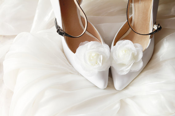 Hochzeit - White Organza Flower Shoe Clips - Wedding Shoes Bridal Couture Engagement Party Bride Bridesmaid - Soft White