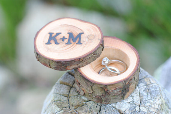 Свадьба - Custom Ring Box, Proposal ring box, wedding/valentines wooden ring box