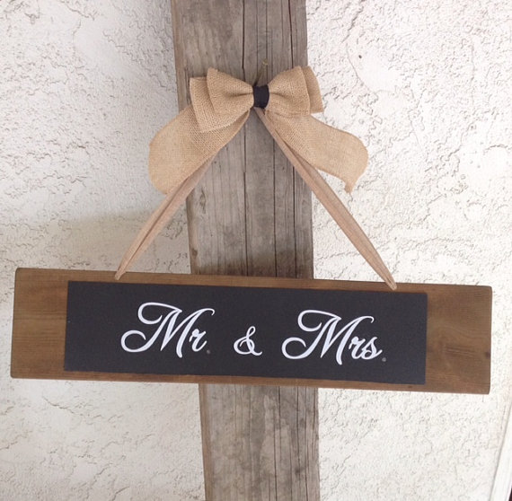 Свадьба - Mr. and Mrs. sign- Outdoor wedding decoration- garden wedding decoration- simple wedding decor- wooden sign with interchangeable greeting
