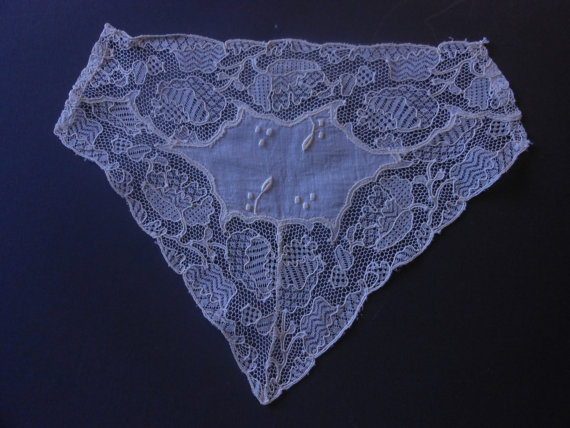 زفاف - vintage needle lace doily, pillow center, ring bearer pillow, wedding doily,  8 by 10 inches, triangle.