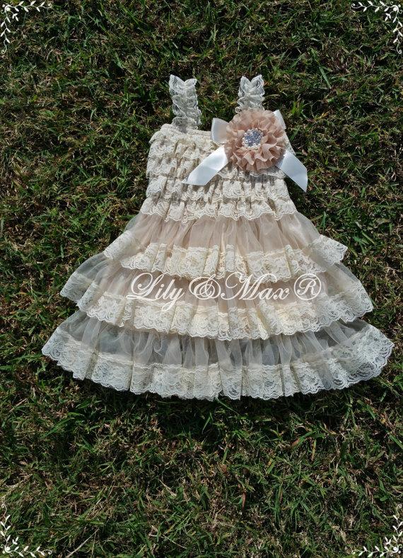زفاف - Vintage Flower Girl dress, Ivory Lace Rustic Dress with jeweled flower, Lace Ivory posh dress,Flower Girl Dress,Country , Lace Rustic dress