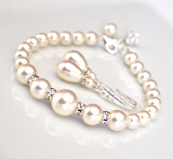 Hochzeit - Pearl Bridal Jewelry SET, Bridal Wedding Jewellery, Bracelet and Earrings SET, Pearl Jewelry