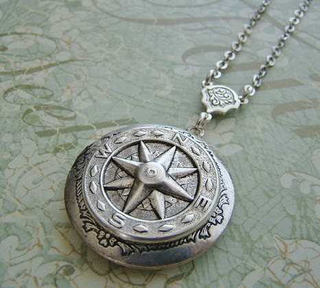 Wedding - Silver Star Compass Round Locket Wedding Bride Bridesmaid Ocean Sailor Mother Father Sister Brother Travel Friend Photo Pictures - Lost