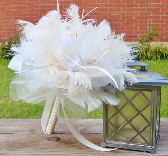 زفاف - White and Ivory Ostrich Feather Bridal Bouquet - Ivory, Cream, Antique, Vintage Style Feathers, Bouquets with Pearls - Custom Wedding Colors